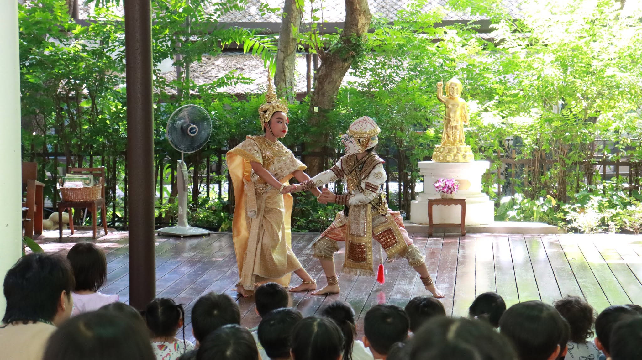 ทำไมรุ่งอรุณต้องเล่นโขน